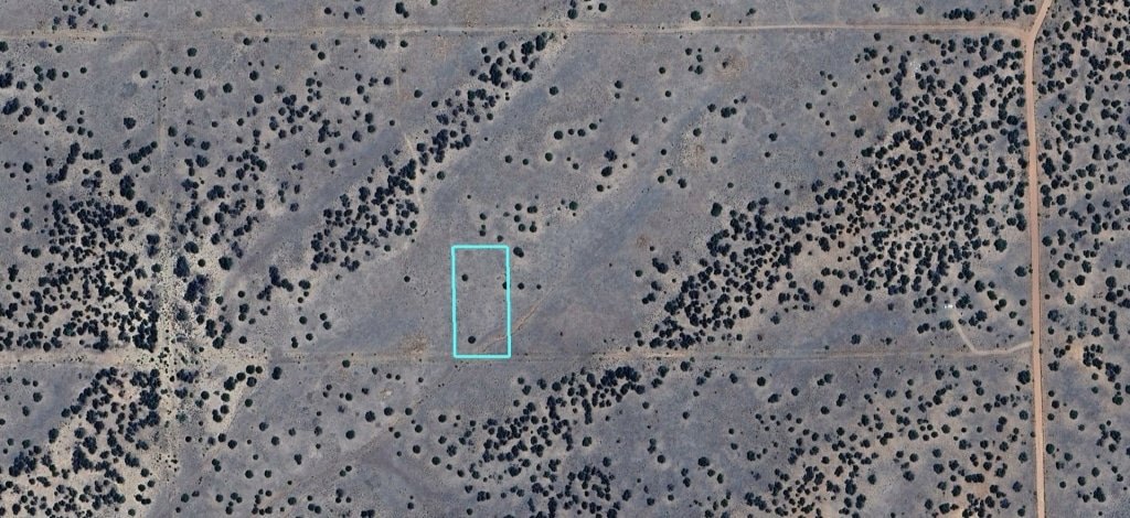 1.24-acre lot in Arizona near Sanders - flat and sloped terrain available