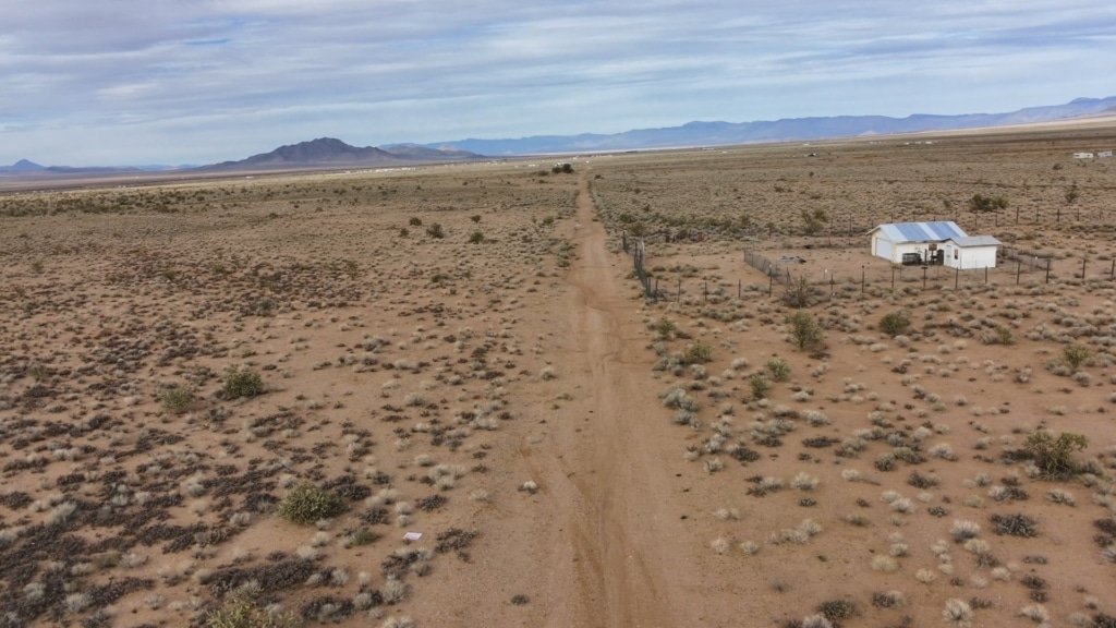 Flat terrain lot in Mohave County, Arizona near Kingman Airport - photo 2