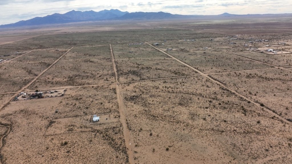 Buildable land with road access in Kingman, Arizona - photo 4