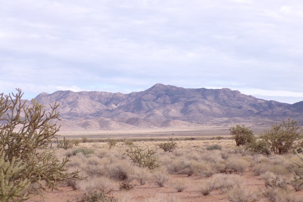 The perfect getaway! 1.15 Acres, Kingman AZ. 10 min from the Airport