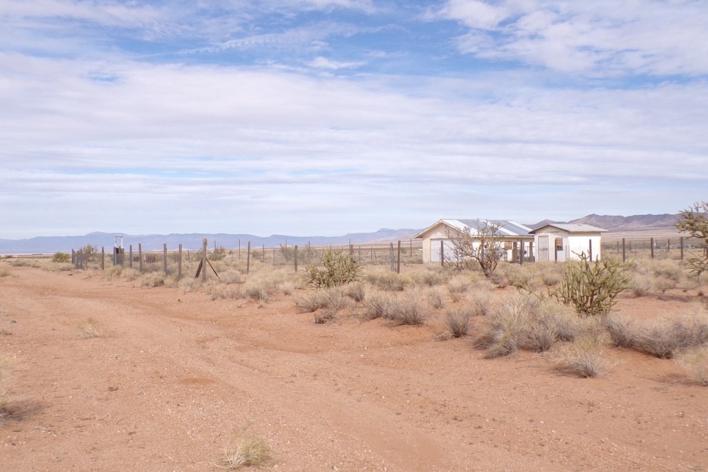 Buildable lot on flat terrain in Mohave County, Arizona - photo 10