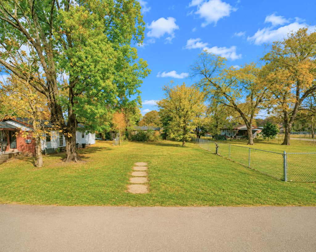 Affordable 0.11-acre lot on paved road near Leland, MS - photo 3
