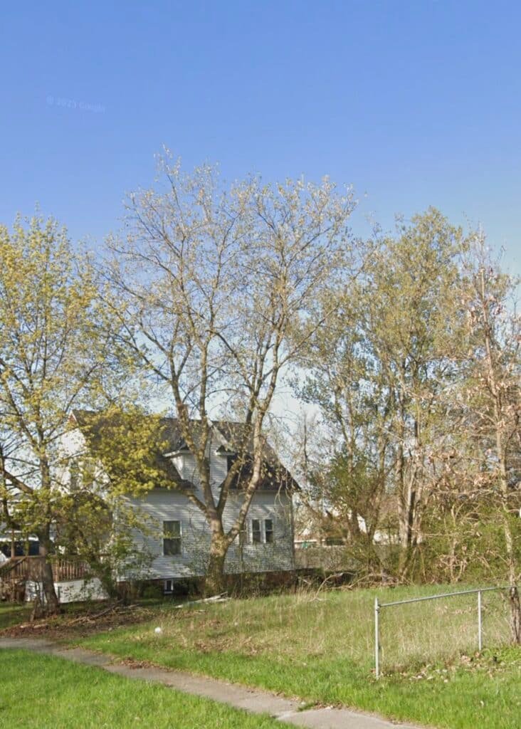 Small buildable lot Saginaw, Michigan with city water and sewer - photo 5