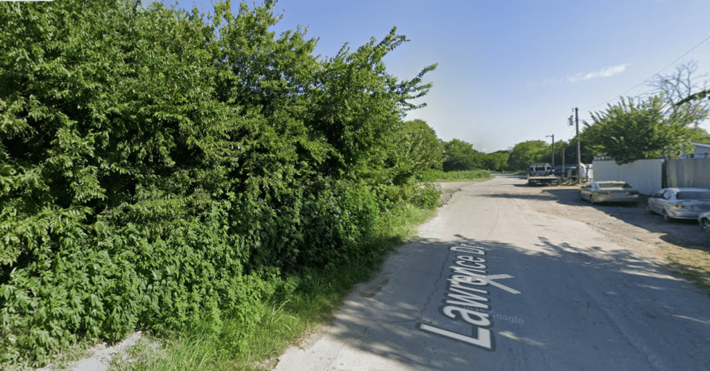 Surveyed building lot with paved road access in Balch Springs, Texas - photo 4