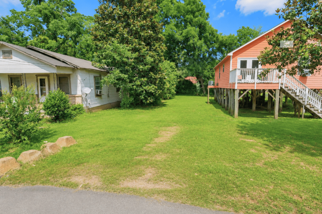 Level buildable land in Laurel, Mississippi with paved road access - photo 2
