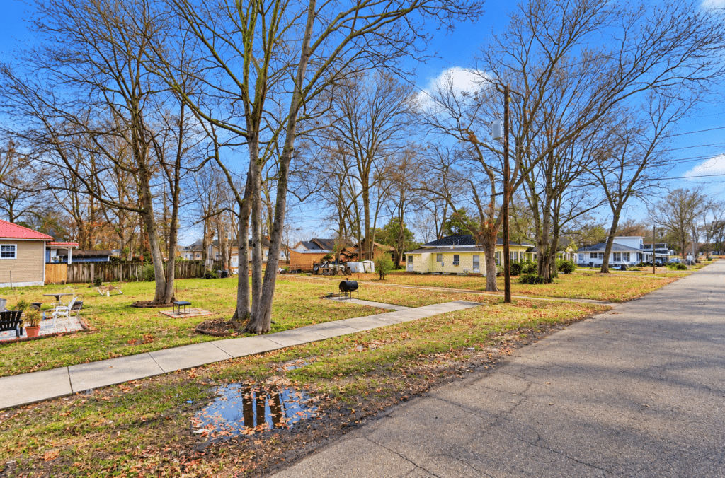 Ready-to-build residential lot in Greenwood, Mississippi with utilities available - photo 2