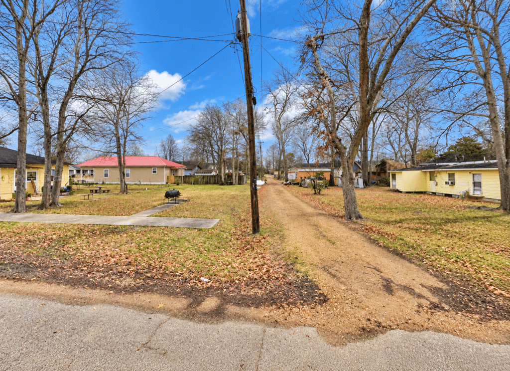 Road-accessible residential land in Mississippi near Greenwood, 0.07 acre - photo 8